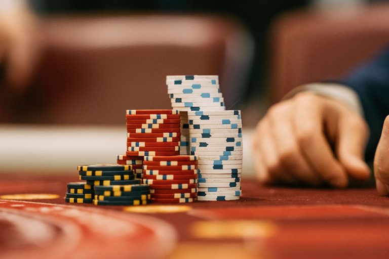 Tìm Hiểu Về Kĩ Thuật Squeeze Trong Poker